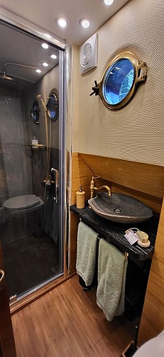 Péniche Wakaï - sdb 1