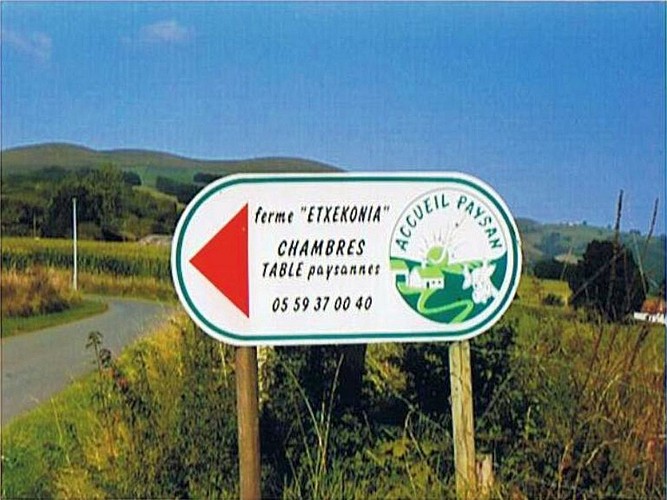 Ferme-Etxekonia-panneau-Bussunaritz