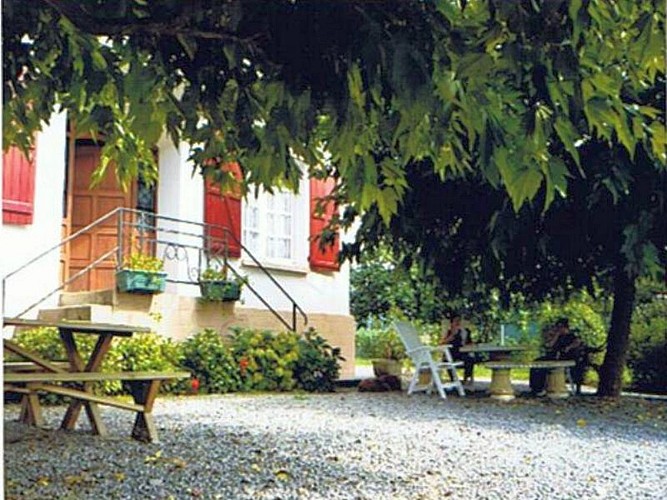 Ferme-Etxekonia-terrasse-Bussunaritz