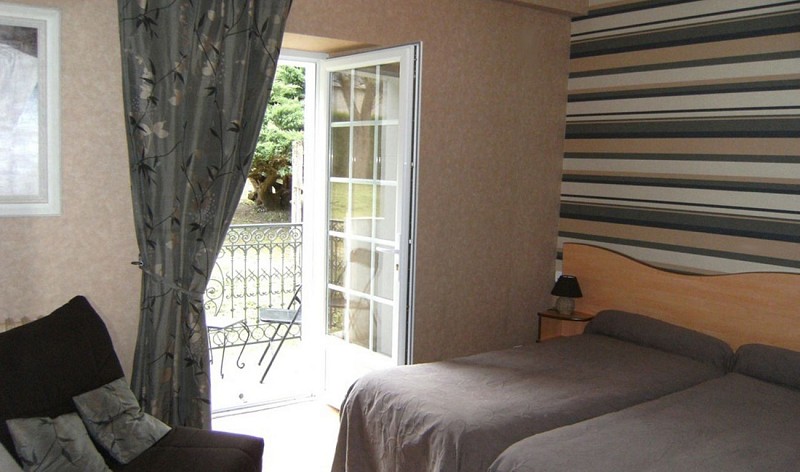 03_Chambres hôtes Despouey chambre fenêtre Larrau Soule Pays Basque