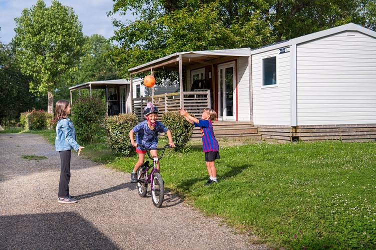 Camping Abaya Enfants devant MH