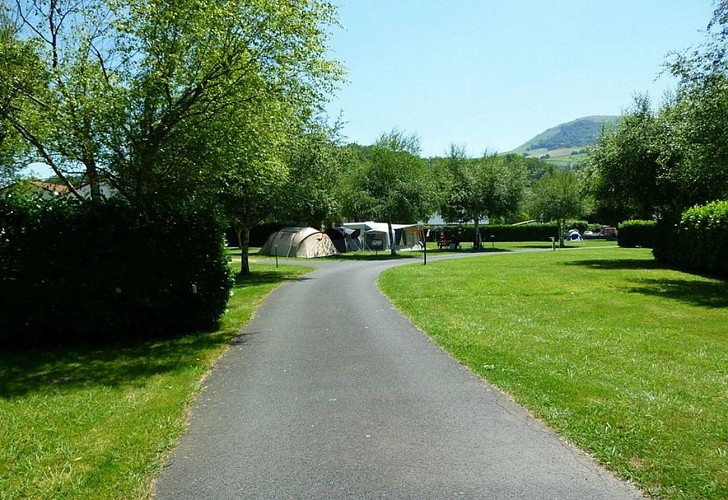 Camping-irouleguy-municipal-allée-emplacements-st etienne de baigorry©otgb