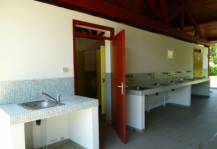 Camping-irouleguy-municipal-sanitaires-vaisselle-st etienne de baigorry©otgb