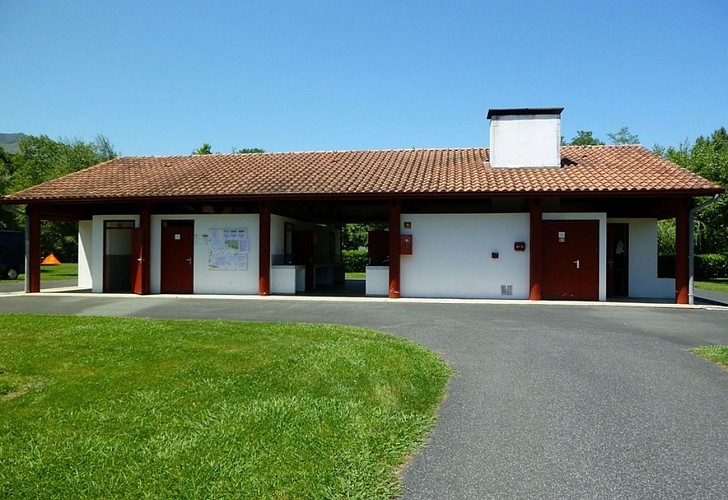 Camping-irouleguy-municipal-batiments-sanitaires-st etienne de baigorry©otgb