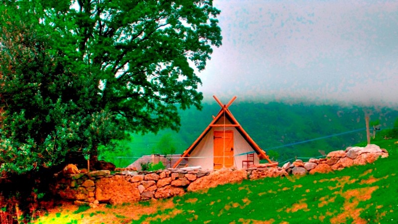 Aire-naturelle-Le-Bousquet---BEDOUS---tente-trappeur-2---JC-Salagnac----DI