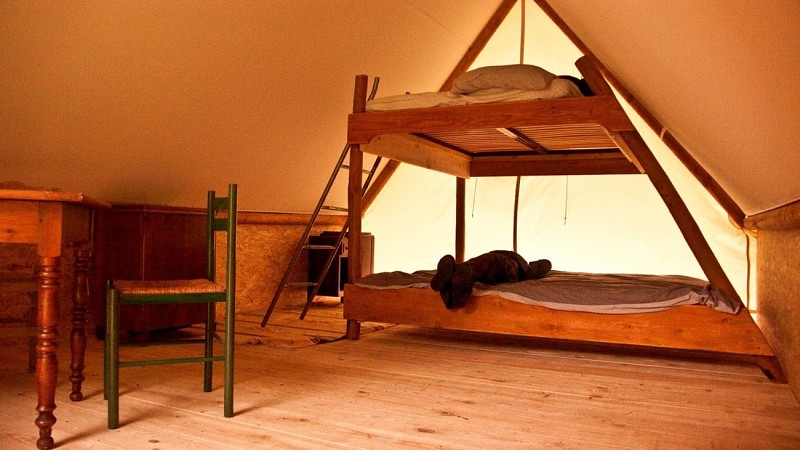 Aire-naturelle-Le-Bousquet---BEDOUS---Interieur-tente-trappeur-2---JC-Salagnac----DI