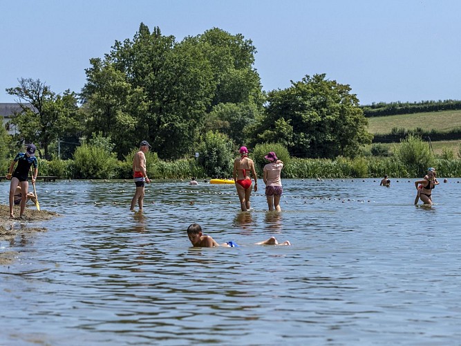 Le plan d'eau à coté du camping