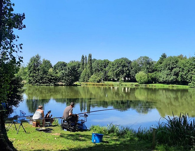 camping-bord-de-lac-pour-pecher-deux-sevres-le-moulin-des-effres-bonnes-vacances-sarl