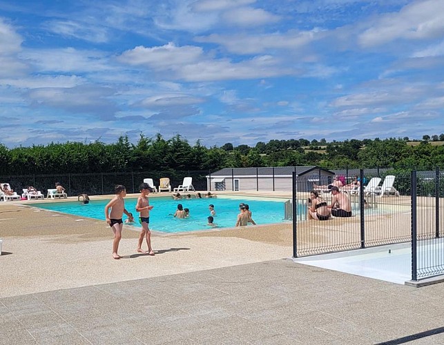 camping-pas-cher-avec-piscine-nord-deux-sevres-au-lac-hautibus