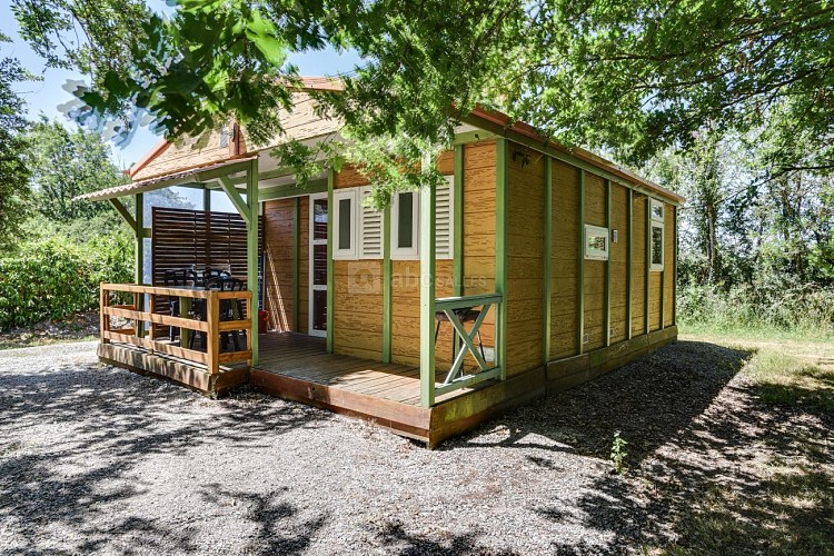 Vue payasagère du chalet dans le parc