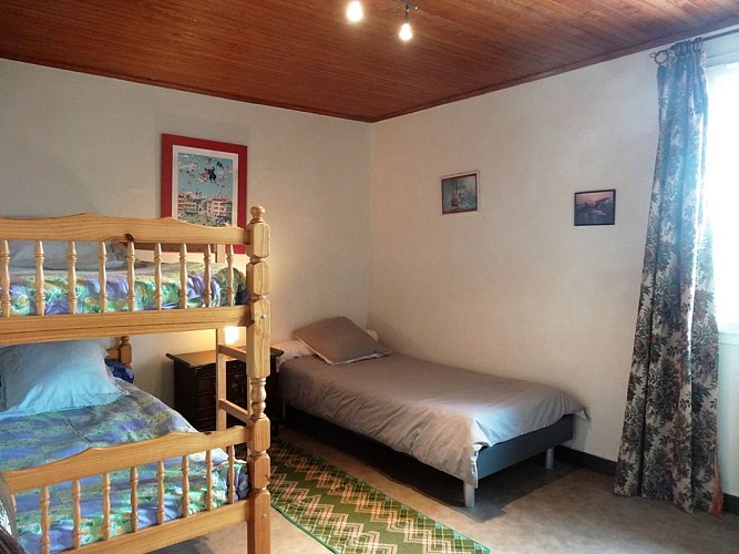 la chambre 4 avec 3 lits 90