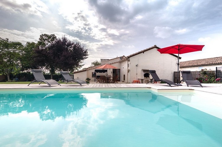 Meublés-La-Grange-Saint-Mariens-piscine-800x600