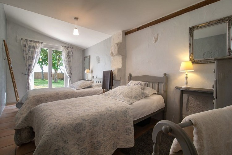 Meublés-La-Grange-Saint-Mariens-chambre-1-800x600