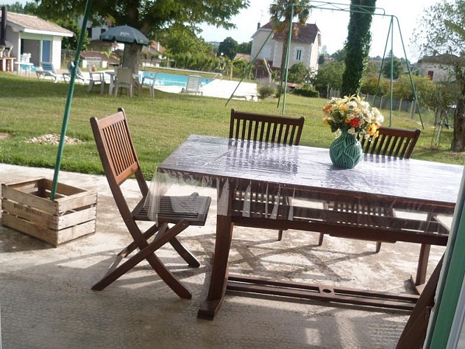 miramont de guyenne-gite les bananiers-piscine et salon de jardin 2