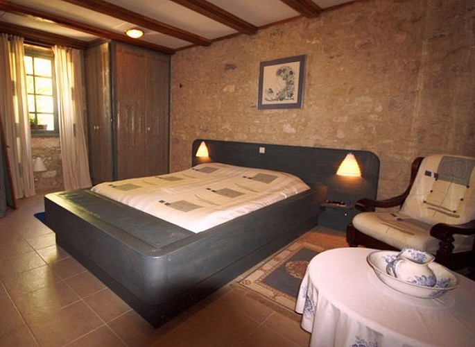 CoeurdeBastides_Hébergements_GiteRouquet_ChambreRDC_20161217 (800x600)