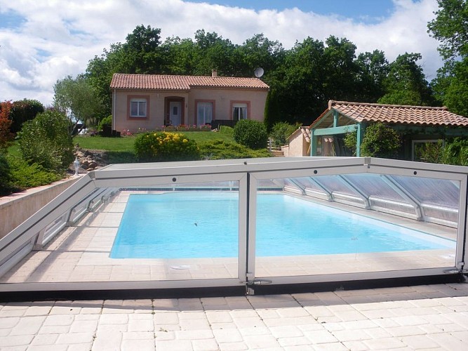 CoeurdeBastides_Cancon_Hébergements_Kempen-Gite Bois de Belot-piscine et vue maison