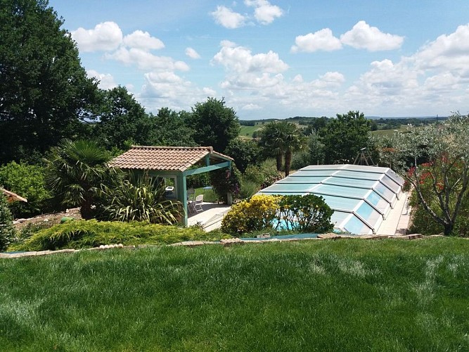 CoeurdeBastides_Cancon_Hébergements_Kempen-Gite Bois de Belot-piscine depuis la terrasse
