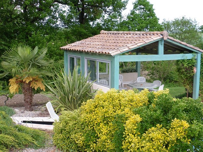 CoeurdeBastides_Cancon_Hébergements_Kempen-Gite Bois de Belot-cabanon près de la piscine
