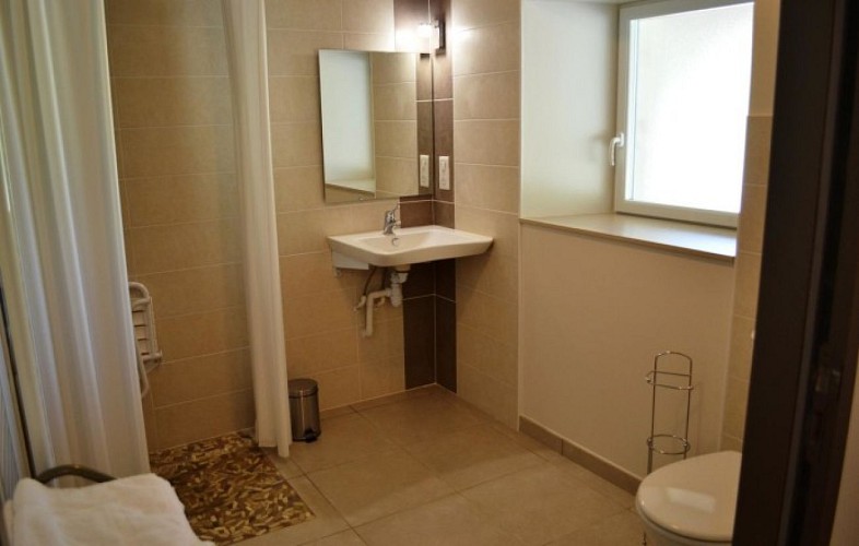 Lougratte-ferme-hermance-gite-Loukia-salle-d-eau-chambre-PMR