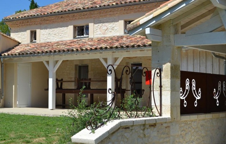 Lougratte-ferme-hermance-gite-Loukia-terrasse-donnant-sur-le-parc