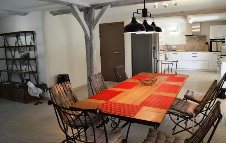 Lougratte-ferme-hermance-gite-Loukia--salle-a-manger-et-cuisine