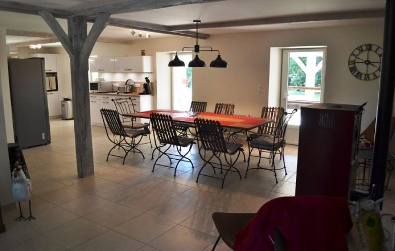 Lougratte-ferme-hermance-gite-Loukia--salle-a-manger-et-cuisine--2-