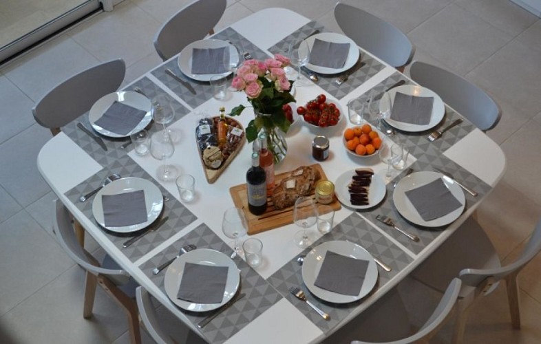 Lougratte-ferme-hermance-gite-Fakir-repas