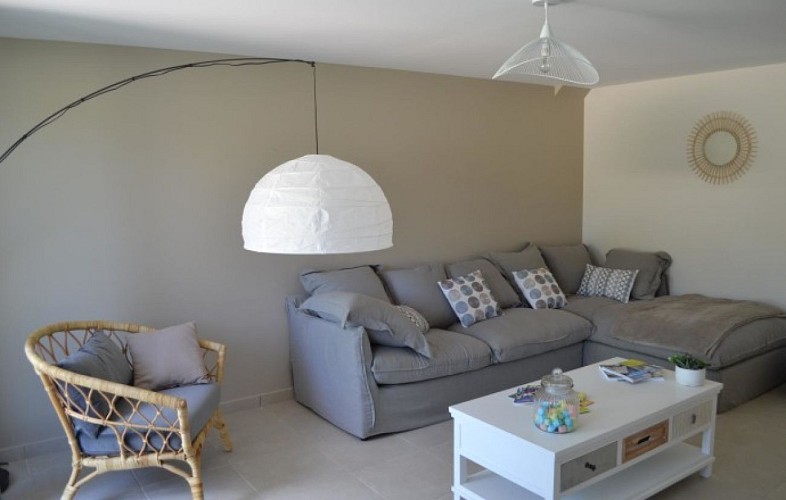 Lougratte-ferme-hermance-gite-Fakir-salon