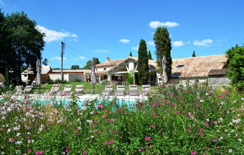 Lougratte-ferme-hermance-parc-avec-piscine