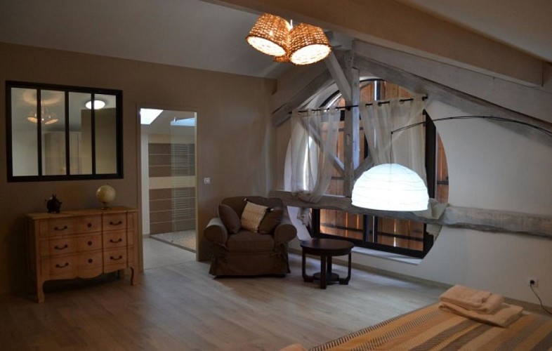 Lougratte-ferme-hermance-gite-Macleo---chambre-a-l-etage-avec-salle-d-eau-et-WC