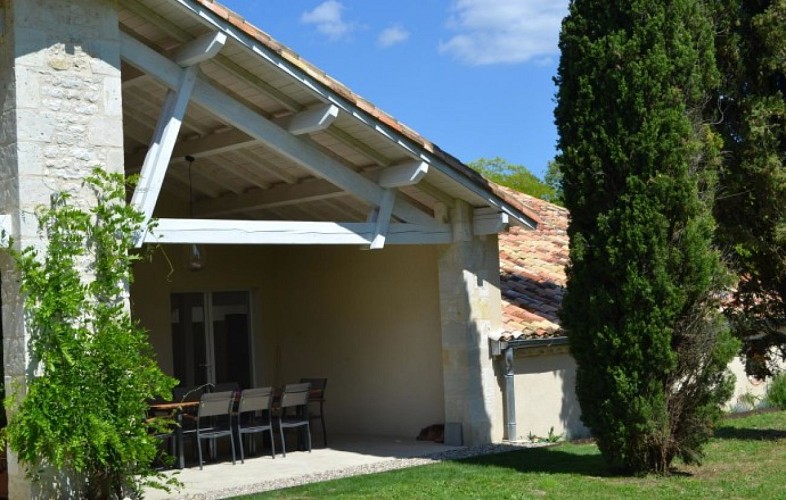 Lougratte-ferme-hermance-gite-Macleo---terrasse-couverte