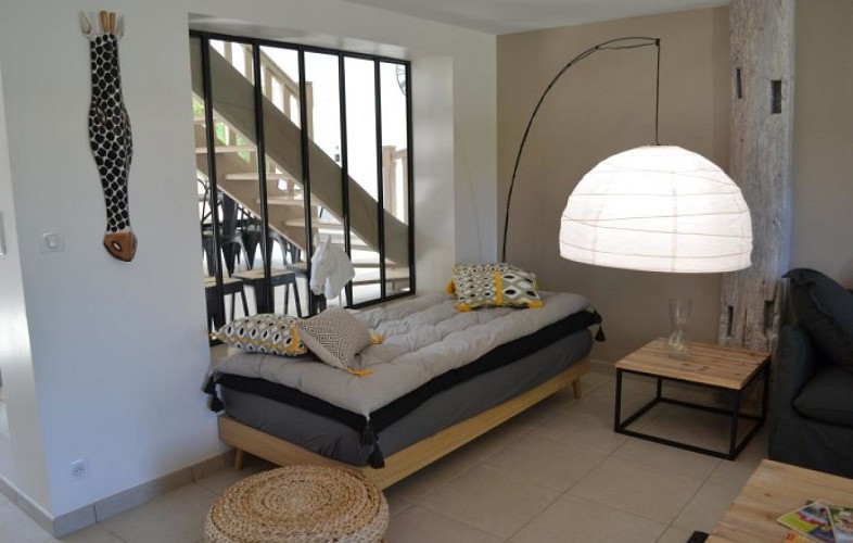 Lougratte-ferme-hermance-gite-Macleo---salon-avec-verriere-donnant-sur-la-cuisine