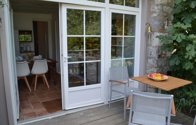 Coeur-de-Bastides-Montaut-Gite-Le-Colombier---cuisine-et-salle-a-manger-vues-depuis-la-terrasse-rdc--2-