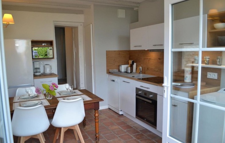 Coeur-de-Bastides-Montaut-Gite-Le-Colombier---cuisine-et-salle-a-manger-vues-depuis-la-terrasse-rdc