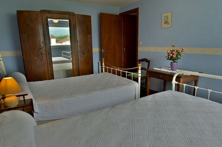 appartement sapparrart chambre deux lits doubles armoire st jean le vieux