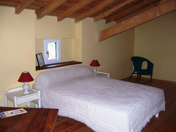 Location Arreguy San Miguel - 06 - Chambre lit double lampe rouge - St Etienne de Baïgorry