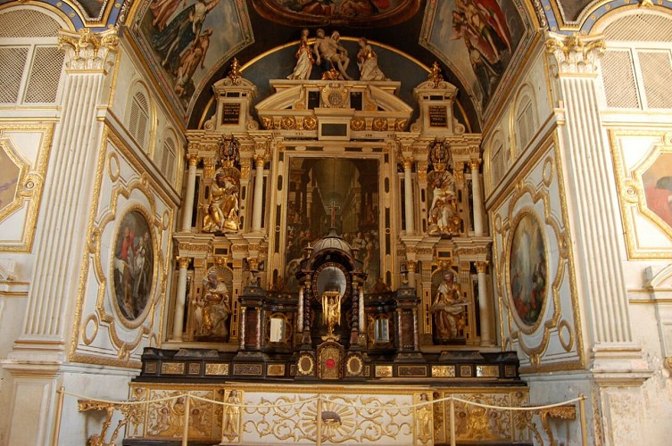 Vue_d'ensemble-du-retable_de_la_chapelle_Saint-Louis_de_Poitiers