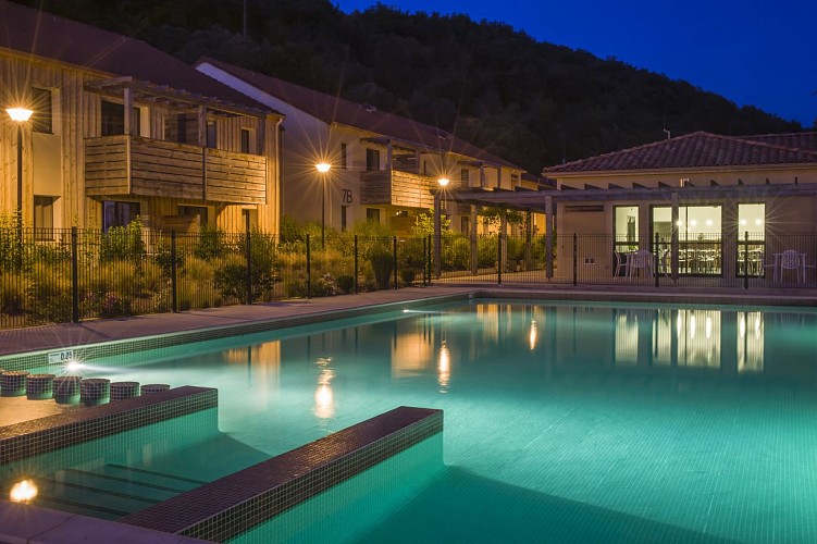 Les Eyzies-de-Tayac-Le Clos du Rocher-Piscine-nuit