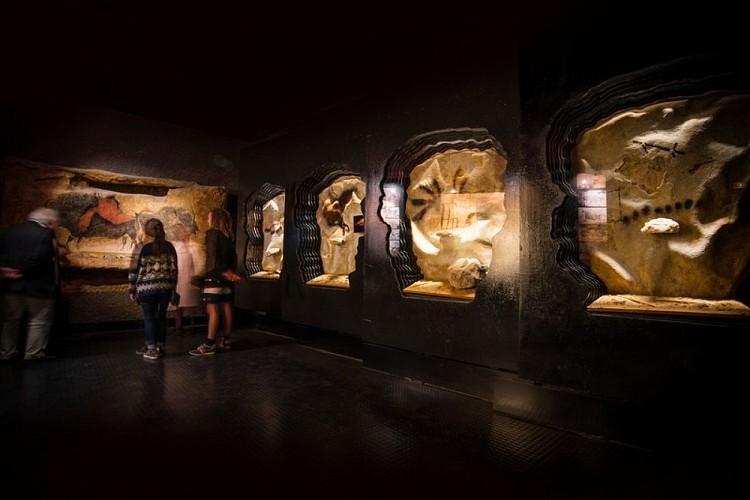 Lascaux II © Dan Courtice - Lx II Flambeau