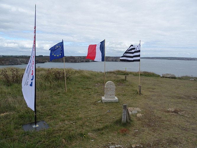 Borne 1000 km du GR 34 et km 0 du GR 37