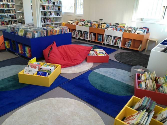 Médiathèque - Gan - coin lecture tapis coussins