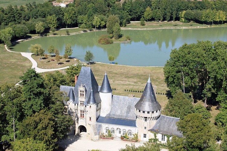 Chateau et étang vus du ciel