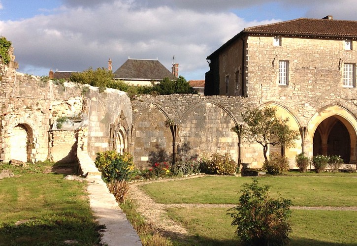 Abbaye Saint Sauveur de Charroux_5