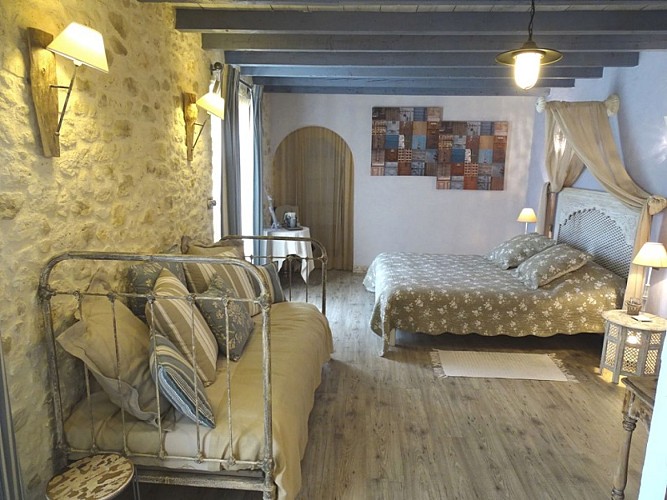 HLOAQU047FS0020K_CHC073_Fleurdelin