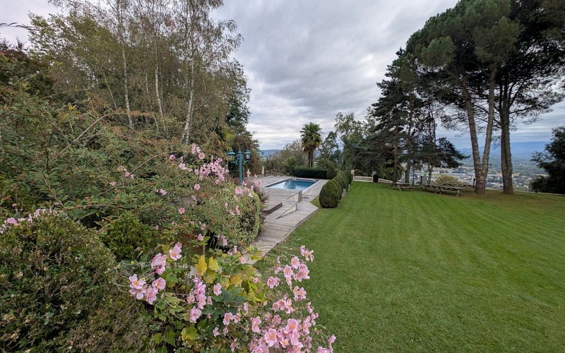 chambres d'hôtes les couettes du chateau de langladure jardin Nay3