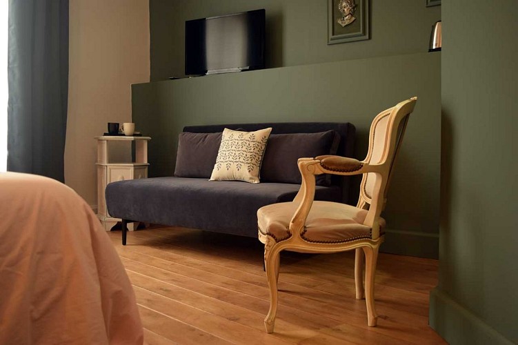 cote-halles-chambre-estrade-coin-salon-canape-convertible