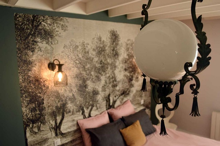 cote-halles-chambre-estrade-lustre