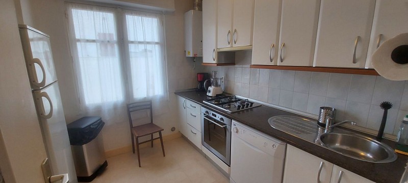 Pays Basque Hendaye Plage T4 90 m² 6 à 7 personnes locations de vacances bord de mer Marthe Oliviers plan Hendaye Tourisme cote cuisine