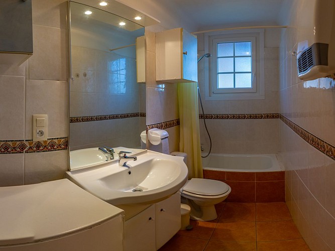 Pays Basque hendaye Plage T3 appartement locations de vacances bord de mer Lidwine Goélands salle de bains Hendaye Toursime