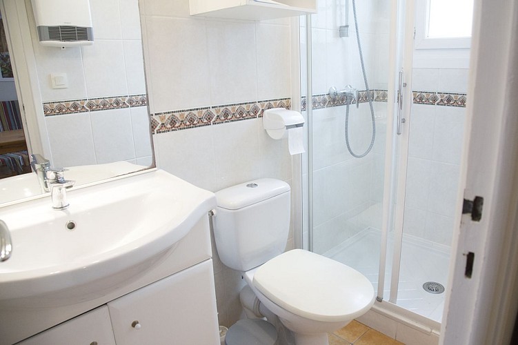 Pays Basque Hendaye Plage Studio appartement 2 à 3 personnes locations de vacances bord de mer Lidwine Goélands salle de douche Hendaye Tourisme